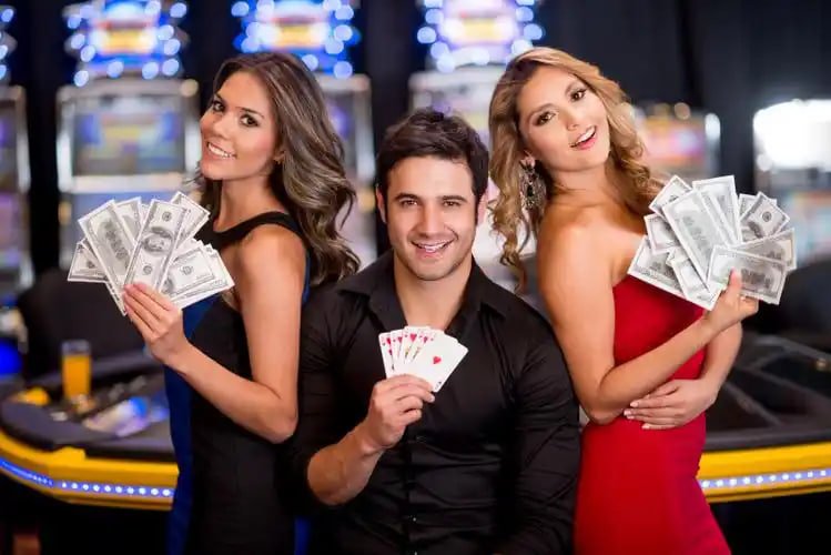 777y co ဂိမ်းလော်ဘီ Baccarat နှင့် Table Games ကစားနေသောမြင်ကွင်း