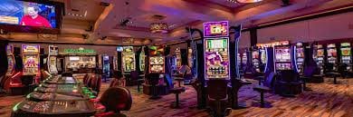 777y co တိုက်ရိုက် ကာစီနို Blackjack table တွင် chip လောင်းကြေးတင်နေသောမြင်ကွင်း